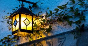 איך לבחור מנורות חיצוניות: המדריך לתאורת גן וחצר